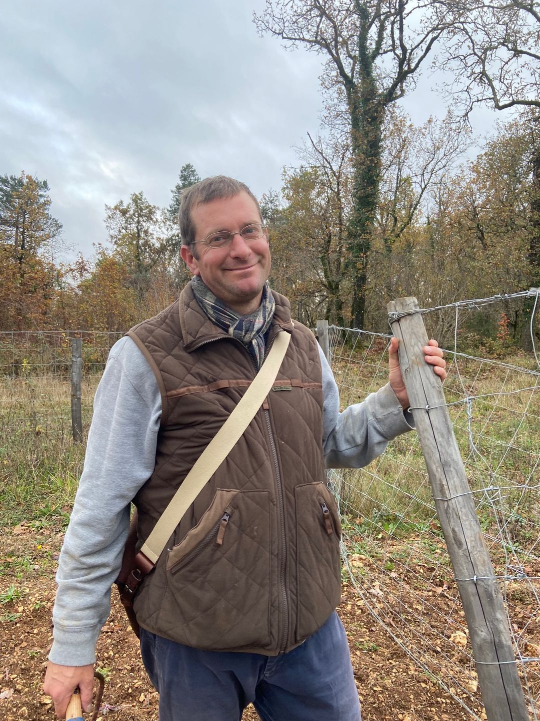 jeune homme sur une plantation de chênes produisant de la véritable truffe noire du périgord